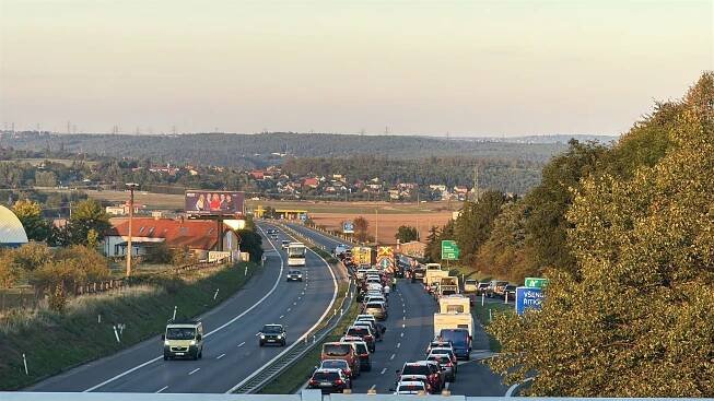 Dálnici D4 blokuje hromadná kolize několika aut, motorky i přívěsu s koněm