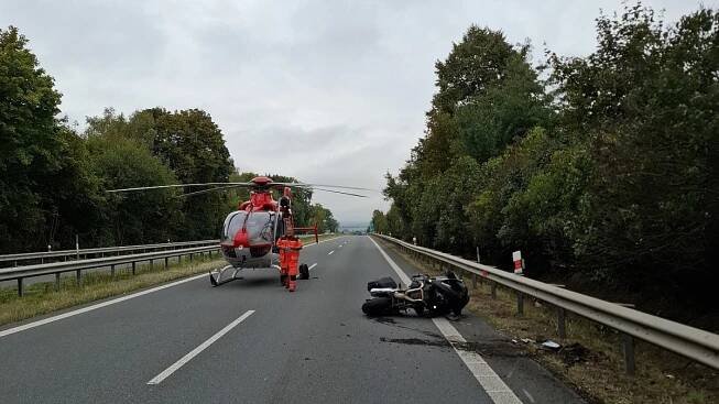 U dopravní nehody motorkáře a osobního auta zasahují hasiči na...
