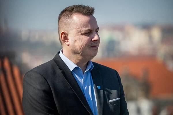 Naši občané začínají mít hluboko do kapsy. Musíme začít velmi rychle něco dělat, tvrdí šéf PRO Rajchl