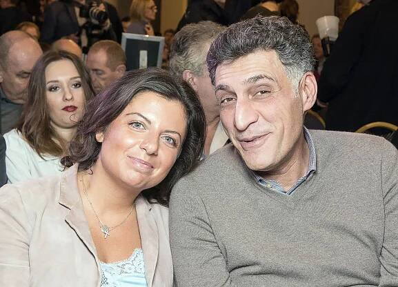 Putinova propagandistka truchlí. Její vlivný manžel po měsících v kómatu zemřel