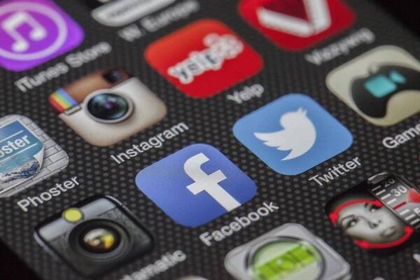 Skrytá reklama na sociálních sítích? Politické strany využívají falešné účty i influencery, uvádí Antivirus