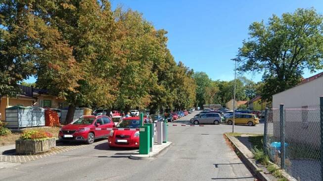Parkoviště za závorou jsou plná. Město stoplo vydávání nových karet