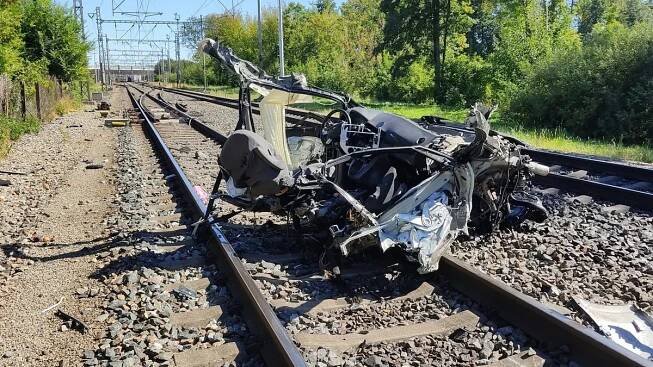 Dva vlaky smetly na Pardubicku uvázlé auto na přejezdu
