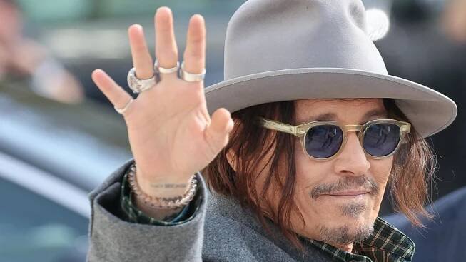 Johnny Depp hlavní hvězdou módní přehlídky po boku francouzské první dámy. Je stále sexy!