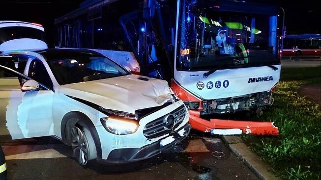 Hromadná nehoda autobusu a tří aut v Praze. Pět lidí je zraněných