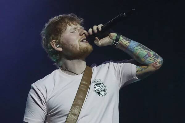 Ed Sheeran otevírá novou éru. Album Play přináší radost i exotické vlivy