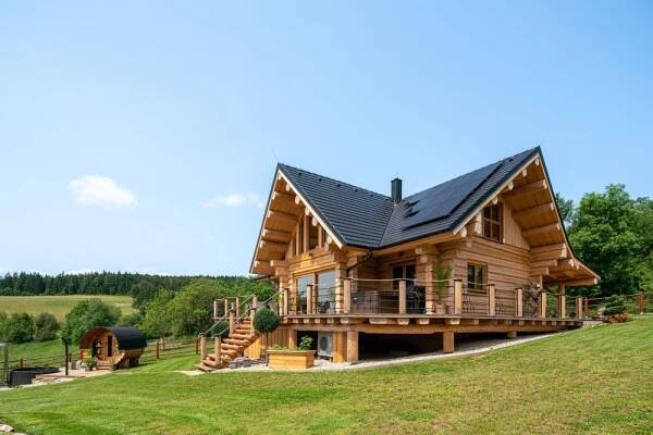 Vymazlený srub na Šumavě, který hlídají medvědi
