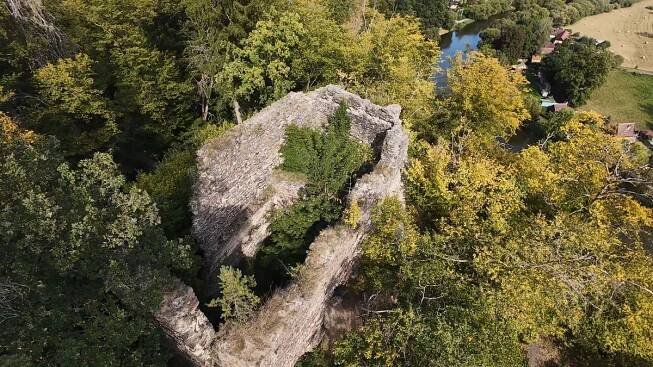 Zbořený Kostelec: Tajemná zřícenina nad údolím řeky Sázavy