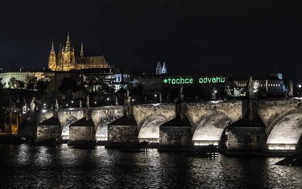 To chce odvahu, viděli lidé z centra Prahy světelný nápis na Hradě