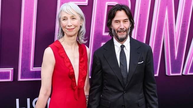Celý svět zaplavila senzace: Keanu Reeves se v 61 letech oženil. Fanoušci šíleli, média gratulovala. Má to ale háček