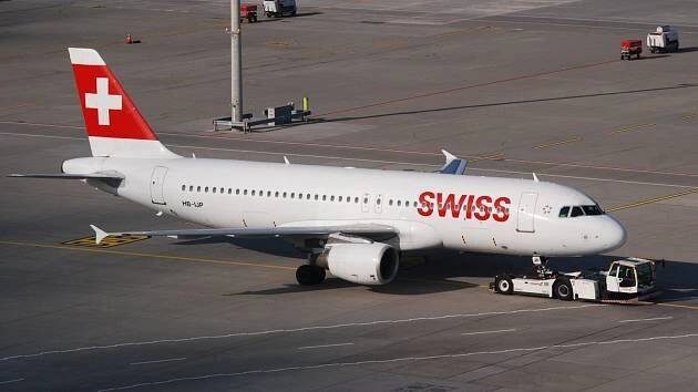 Z letadla Swiss Air začaly na ranveji šlehat plameny, incident zachytily kamery