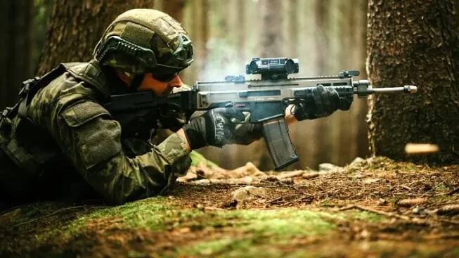 Průměrný plat vojáků vzrostl o víc než 25 tisíc. Ženy berou víc než muži
