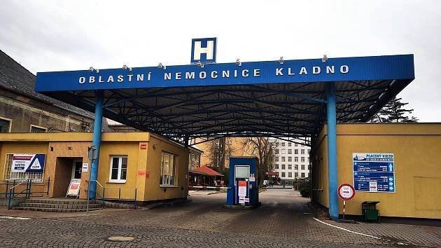 Muž s kuší v pytli vyvolal poplach v nemocnici. Zasahovali policisté i strážníci