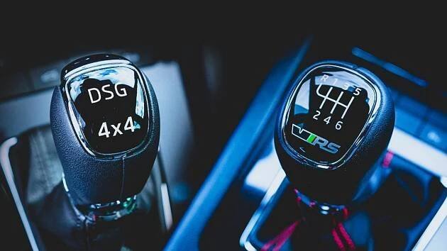 Souboj manuál versus automat: Manuál zatím vede, ale Češi často volí i automaty