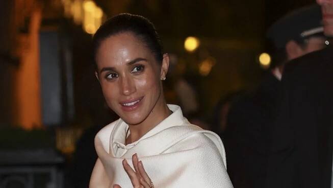 Meghan Markle poprvé v životě ohromila Paříž! Děti i prince nechala doma. Překvapivá reakce fanoušků