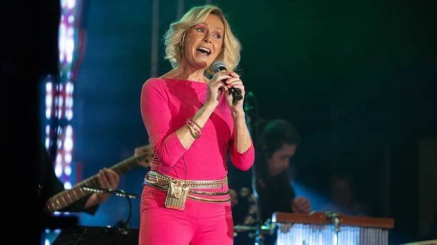 Blýskla se v růžové. Koncert Heleny Vondráčkové v Brodě byl skoro vyprodaný