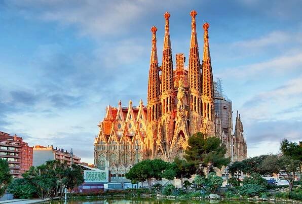 Klimatičtí aktivisté polili barvou baziliku Sagrada Família v Barceloně