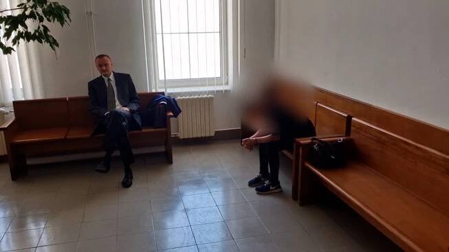 Vrchní soud zrušil sedmiletý trest ženě, co měla znásilnit její jedenáctiletou dceru. Věc vrátil krajskému soudu