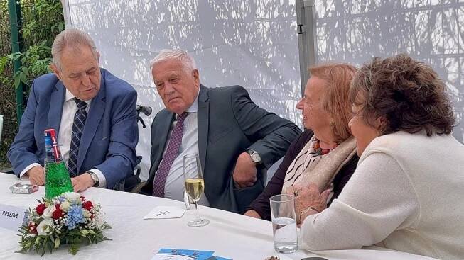 Recepce na slovenské ambasádě: Zeman se potkal s Klausovými i Jiřinou Bohdalovou