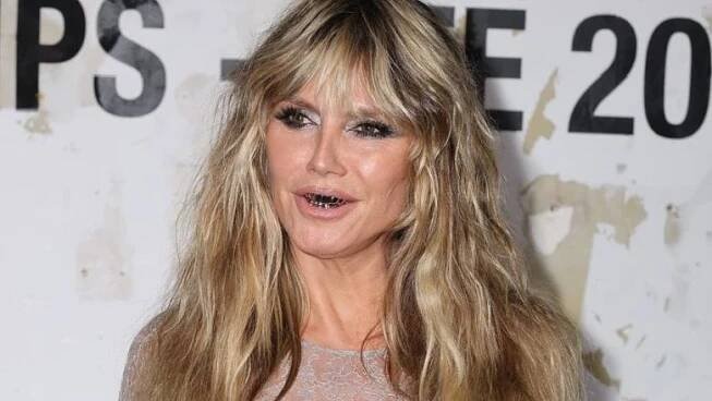 ŽENA-IN - Drzý outfit Heidi Klum na pařížském týdnu módy. Ukázala téměř vše, jen choulostivé partie zakrývaly kalhotky