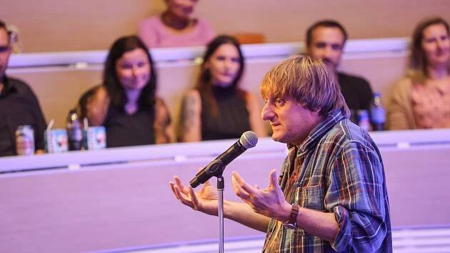 Podívejte se: Zmatení komiků. Lukáš Pavlásek to rozjel Na Karmeli v nové show