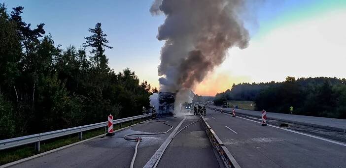 Hořící kamion uzavřel dálnici D5