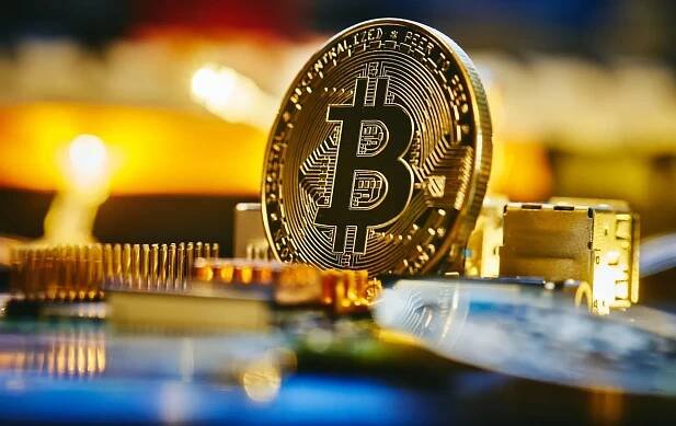 Bitcoin pokořil další hranici. Kryptoměna stojí přes 125 tisíc dolarů
