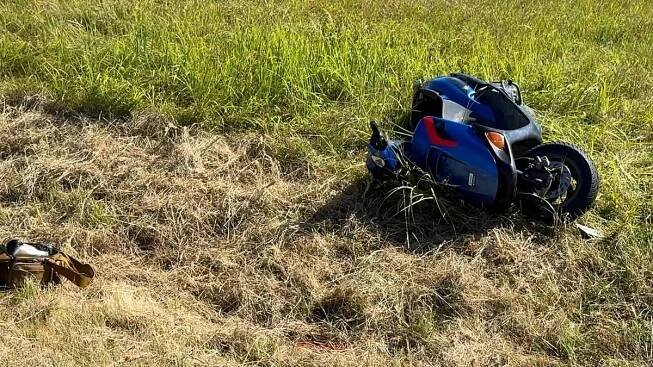 Dva školáci na skútru se na Příbramsku střetli s autem, odvezli je s otřesem mozku