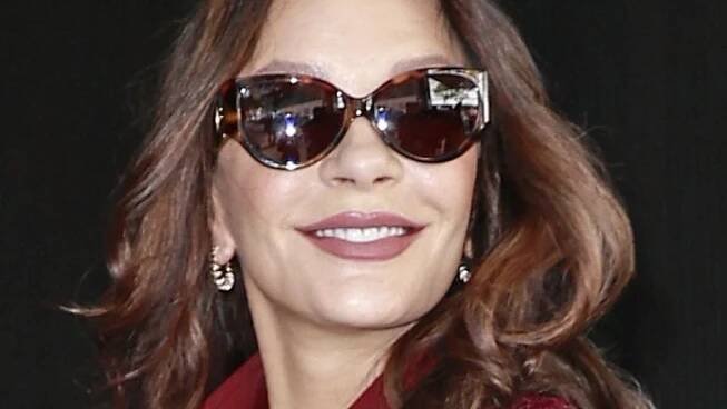 ŽENA-IN - Catherine Zeta-Jones přesedlala z černé na červenou: S podobným outfitem můžete být hvězdou podzimu i vy