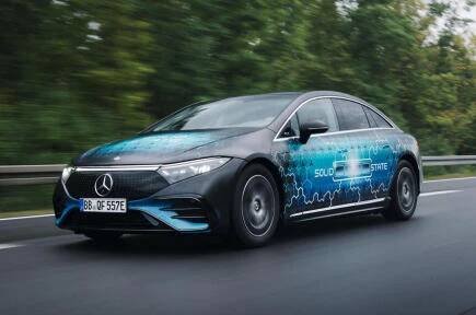 Polovodičová baterie prodlouží dojezd Mercedesu EQS o třetinu