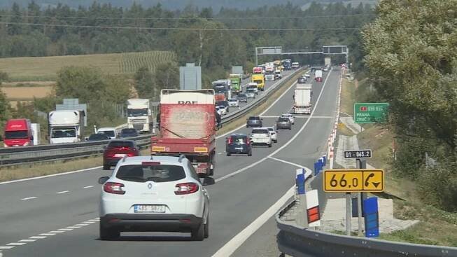 Dvě nehody blokují provoz na dálnicích. Doprava vázne na D1 i D10