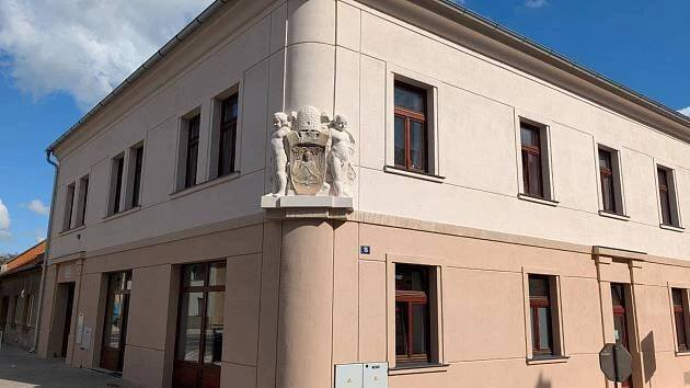 Fasáda domu č.p. 100 v Novém Strašecí září novotou