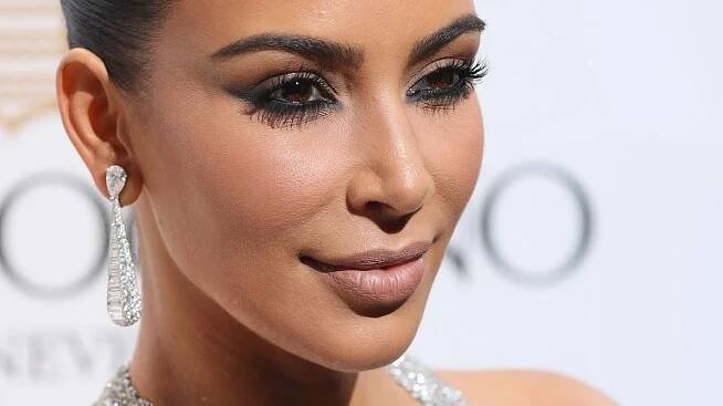 Nový make-up trend: Obrácená kočičí linka. Líčení, které lichotí každému tvaru oka