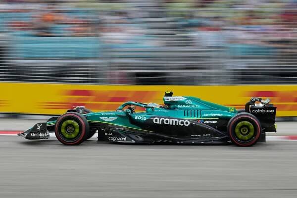 V prvním tréninku v Singapuru byl nejrychlejší Alonso před Leclercem