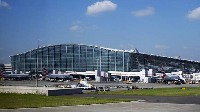 Londýnské letiště Heathrow hlásí po evakuaci Terminálu 4 obnovení provozu