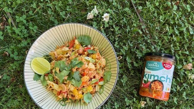 Thajská kimchi-ananasová smažená rýže s kuřecím masem a kešu