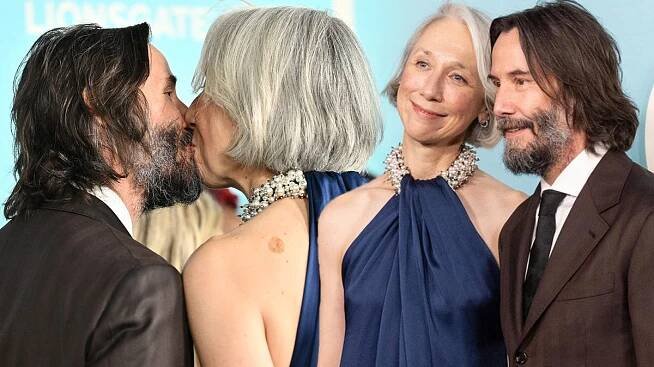 Keanu Reeves na premiéře vášnivě líbal svou Alexandru! I pohorky na červeném koberci mu lidé odpustili