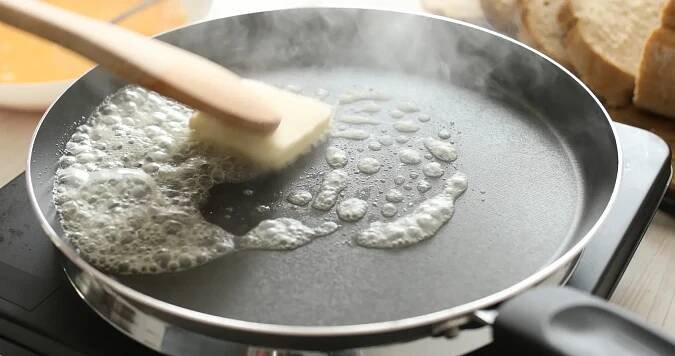 Horší než starý teflon. Tato pánev může uvolňovat toxiny přímo do jídla. Najdete ji skoro v každé domácnosti