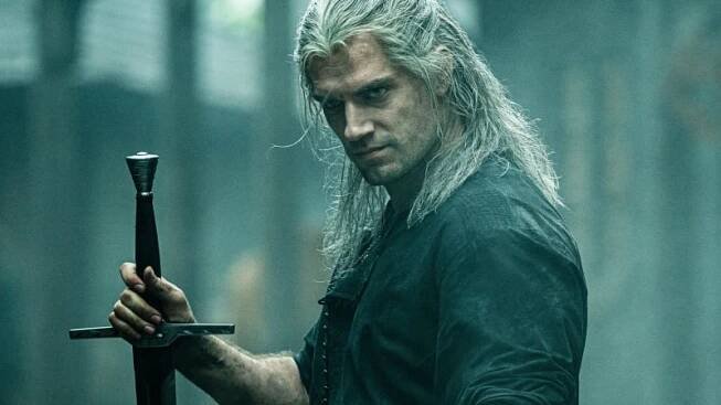 Henry Cavill se zranil při tréninku. Natáčení jeho nové fantasy se odsouvá o mnoho měsíců