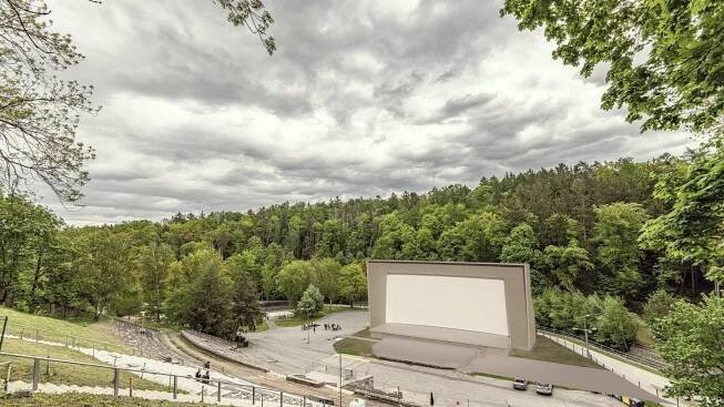 Jihlavský amfiteátr je pod lešením. Dělníci opravují promítací stěnu, kterou vrátí do její původní podoby