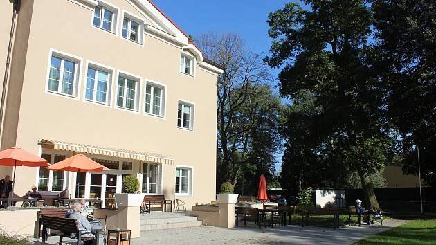 Návštěvy domovů pro seniory před volbami: Většina kandidátů je odsuzuje