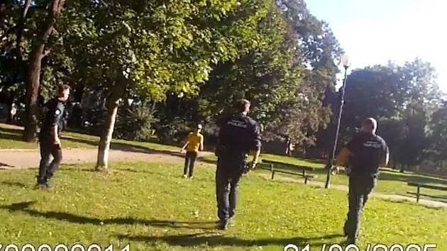 Chlapec s kuličkovou pistolí vyděsil lidi v Jihlavě. Museli zasáhnout policisté