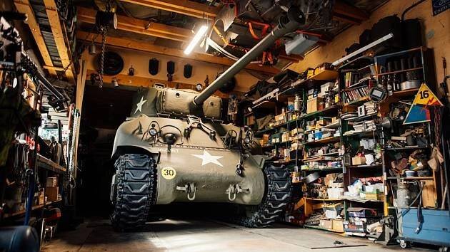 Obří jeřáb přenese třicetitunový Sherman přes střechy domů. Klatovská se uzavře