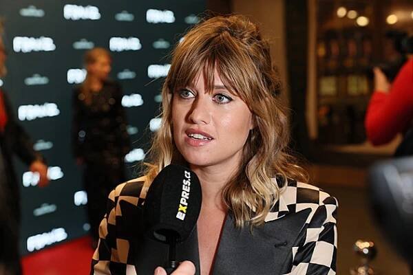 Emma Smetana na premiéře Franze: Sexy výstřih a intelektuální rozbor Franze Kafky - Expres.cz