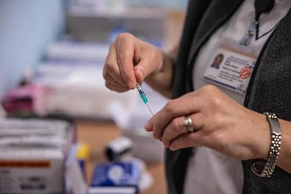 V Česku se šíří nová nakažlivější varianta covidu-19. Ideální doba na očkování je nyní