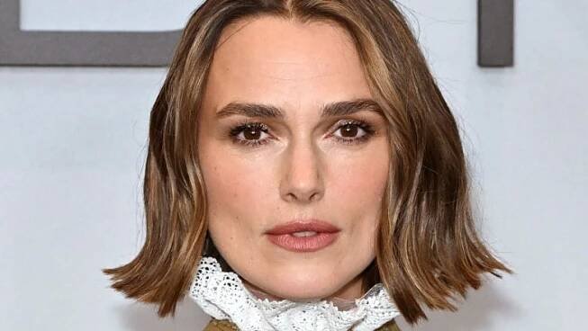 ŽENA-IN - Outfit jako z románu od Jane Austen: Keira Knightley oblékla romantické šaty a kotníkové šněrovací botky
