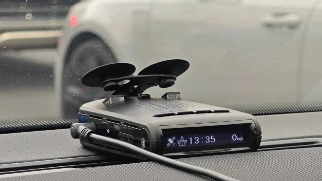 Antiradar v autě? V Česku ano, v cizině riskujete vysoké pokuty