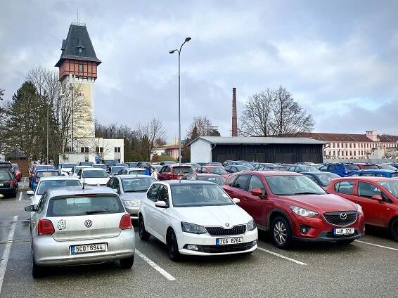 V Česku už je skoro sedm milionů aut. Jsou druhá nejstarší v Evropě
