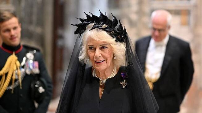 FOTO: Karel III. a Camilla navštívili papeže. Proč se královna oblékla do černého?