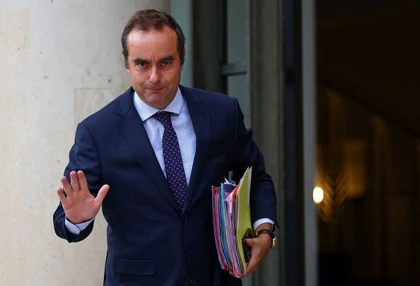 Macron jmenoval nového francouzského premiéra, stane se jím Lecornu
